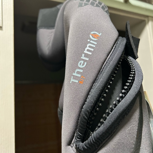 8/7 wetsuit - Picture 3 of 5